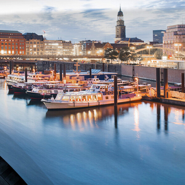 Mercedes Benz Niederlassung Hamburg Keyvisual Hafen Panorama Spiegelung in einem Mercedes Kotfluegel